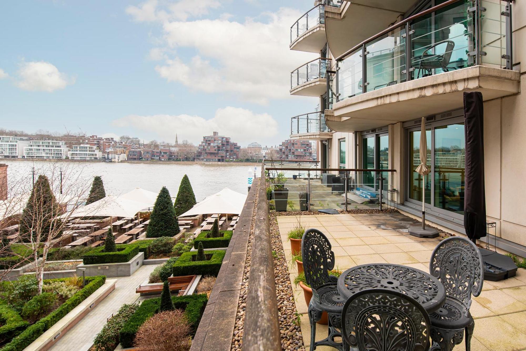 Terraced Riverview Apartment London Exterior photo